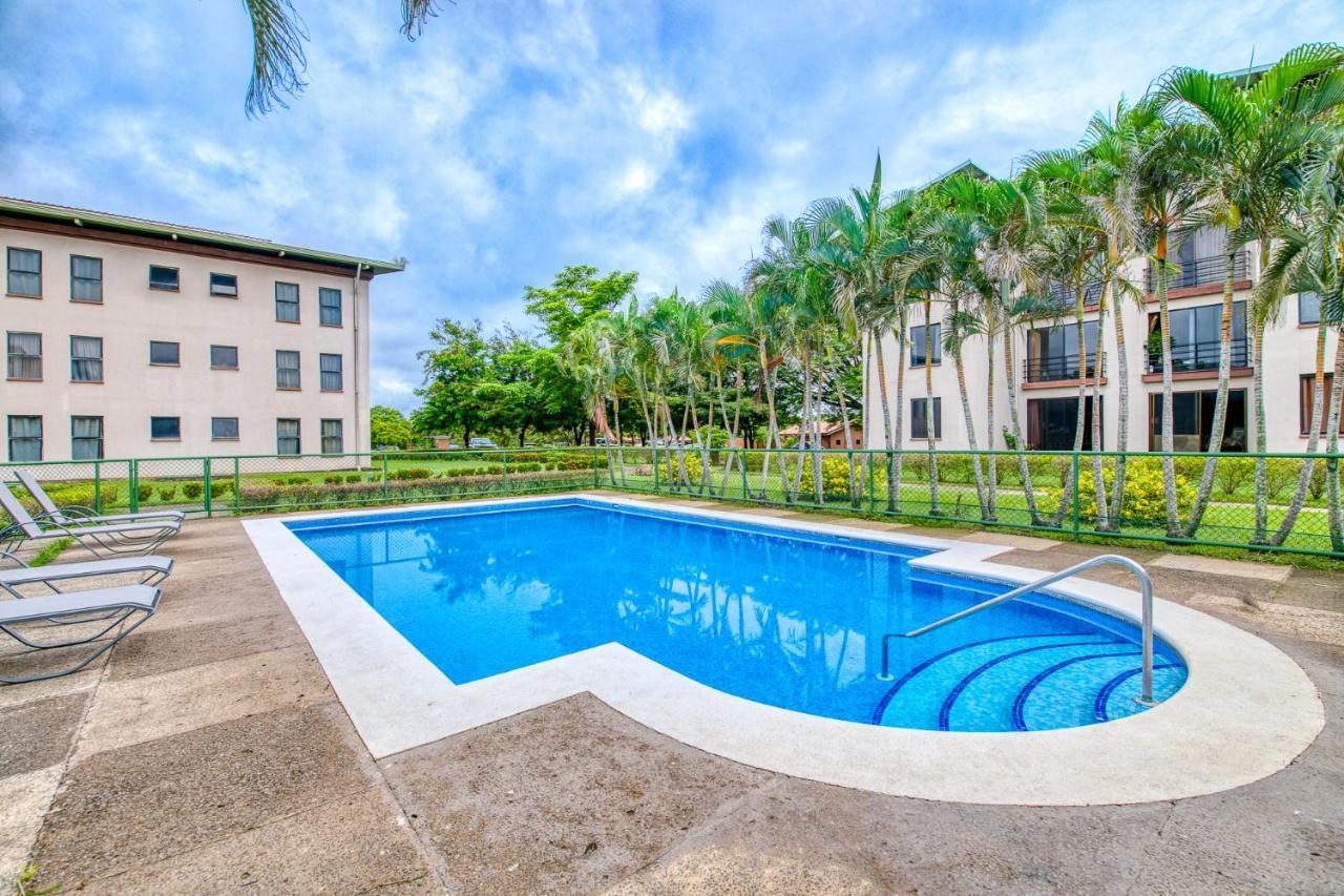 Golden Getaway Apartments 利比里亚 外观 照片